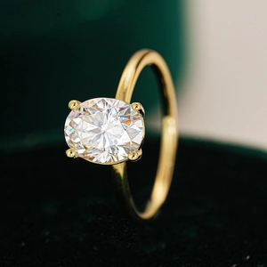 Bague moissanite taille ovale en argent S925 plaqué or 18K sur écrin vert