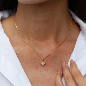 Collier avec pendentif moissanite carrée 1ct en argent 925 porté par mannequin