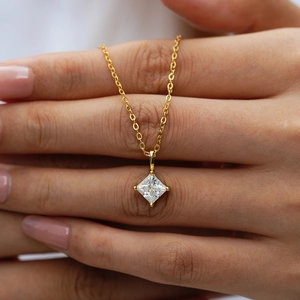 Pendentif moissanite carré 1 carat sur une chaîne minimaliste en argent 925 doré