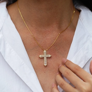 Collier croix en argent 925 avec moissanite pavée, porté sur le cou d'un mannequin