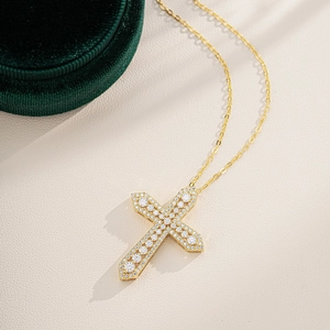 Détail macro d'un collier pendentif croix en argent S925 avec pierres moissanite