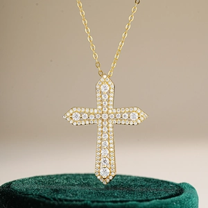 Collier croix en moissanite étincelante en argent s925 plaqué or sur velours