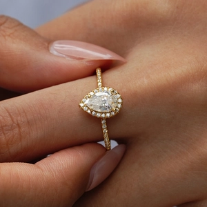 Bague en moissanite taille poire en argent doré 18K avec sertissage en halo