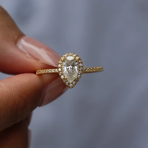 Bague de fiançailles moissanite poire en or jaune 18K avec halo et anneau serti pavé