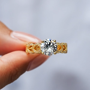 Classic 4-prong moissanite ring in 18K gold plated S925 silver with infinity twisted band