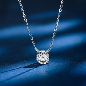Classica collana in argento 925 con ciondolo in zircone da 1 carato a quattro griffe