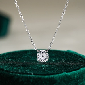 Macro di una collana in argento 925 con ciondolo in zircone da 1 carato con castone a 4 griffe