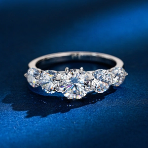 Anello in argento 925 con cinque pietre moissanite taglio brillante su seta blu