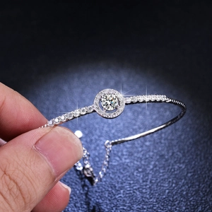 Bracelet luxueux en argent 925 avec une pierre ronde en moissanite et un halo de diamants