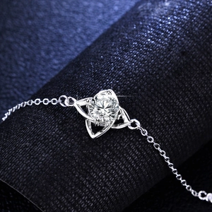 Minimalist 925 sterling silver four-leaf clover bracelet with a brilliant moissanite stone