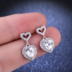 Boucles d'oreilles pendantes cœur en argent avec pierres de moissanite et zircons