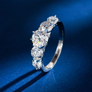 Dettaglio macro dell'anello in argento 925 con cinque pietre moissanite taglio brillante