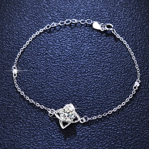 Minimalist 925 sterling silver four-leaf clover bracelet with sparkling moissanite stone