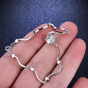 Bracelet ondulé en argent 925 pour femme avec breloques cœur et un moissanite rond brillant