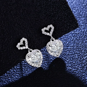 Boucles d'oreilles cœur en moissanite argent S925 avec serti halo sur fond sombre