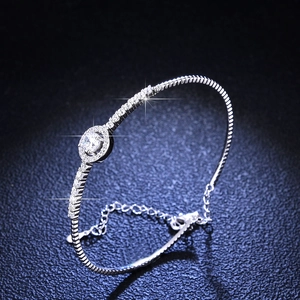 Bracelet halo élégant en argent 925 avec une grande moissanite ronde sertie au centre