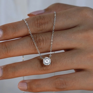 Primo piano dell'elegante collana in argento 925 con pendente in zircone da 1 carato al collo