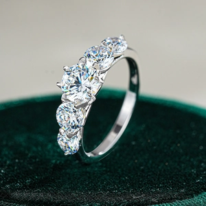 Vista macro di un anello in argento 925 con cinque pietre di moissanite di colore D
