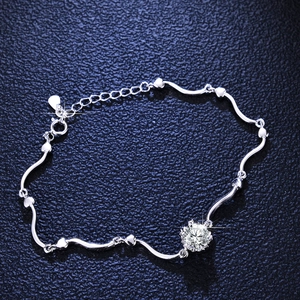 Bracelet flocon de neige en argent 925 avec moissanite sur fond en cuir foncé