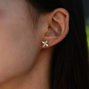 Elegance 925 silver four-leaf flower earrings with marquise-cut moissanite stones
