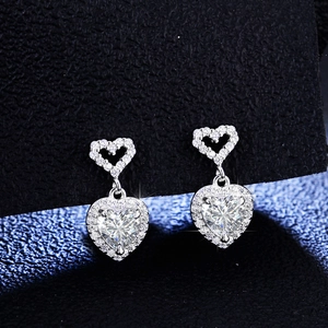 Boucles d'oreilles cœur en argent avec double pendentif et pierres de moissanite brillantes