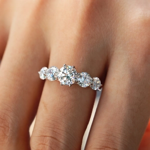 Anello elegante in argento sterling 925 con cinque pietre moissanite a taglio tondo
