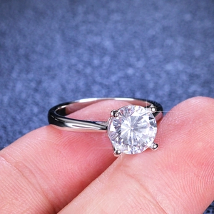 Classic 4-prong S925 sterling silver ring featuring a 2-carat moissanite solitaire stone