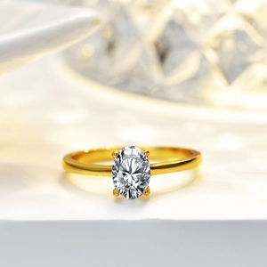 Bague élégante en argent S925 doré avec une pierre moissanite ovale et serti à 4 griffes