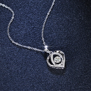 Élégant collier cœur en argent 925 avec un pendentif scintillant en moissanite dansante