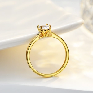 Bague élégante en argent S925 plaqué or avec moissanite ovale et serti classique à 4 griffes