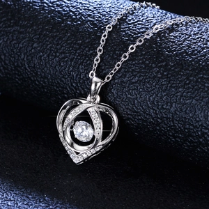 Collier pendentif cœur en argent S925 avec moissanite dansante sur cuir noir élégant