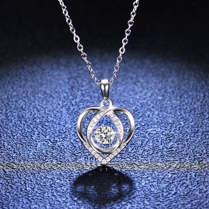 Collier cœur en argent sterling S925 avec pierre centrale brillante sur fond bleu