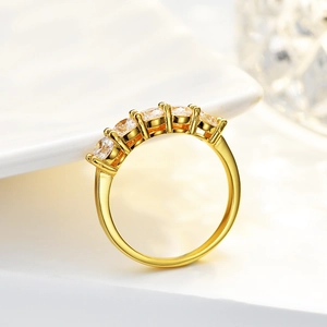 Eleganter S925 Silberring mit fünf Moissanit-Steinen und 14K Goldbeschichtung für Damen