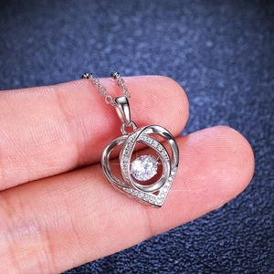 Collier en argent S925 avec pendentif cœur battant en moissanite tenu par la main