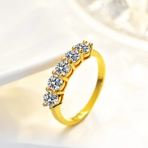 Eleganter Ring aus S925 Silber mit 14K Goldbeschichtung und fünf funkelnden Moissaniten