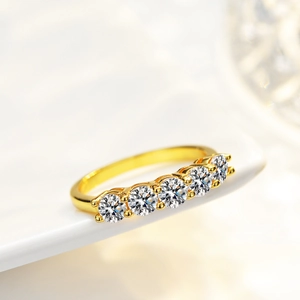 Eleganter 14K vergoldeter S925 Silberring mit fünf glänzenden Moissanit-Steinen