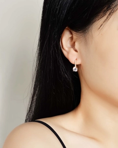 Boucles d'oreilles pampilles en argent S925 et moissanite en or rose sur modèle