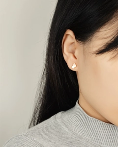 Elegant S925 silver honeycomb earrings in rose gold with a single moissanite stud