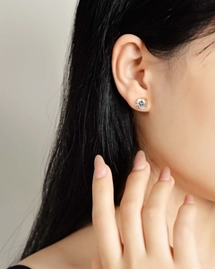 Classic S925 silver four-prong moissanite stud earrings in 18K gold plating for women