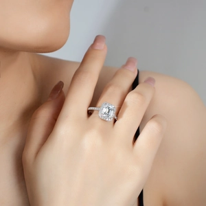 Bague en argent S925 avec moissanite 4 carats coupe émeraude et halo de diamants