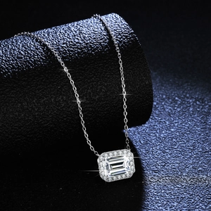 Collier en argent 925 avec moissanite taille émeraude et sertissage halo brillant