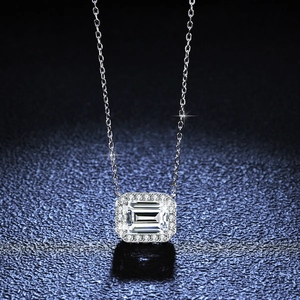 Collier en argent S925 avec pendentif en moissanite taille émeraude sur fond bleu