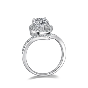 Détail macro de la bague moissanite poire avec anneau argenté en V serti de diamants
