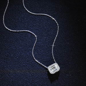 Collier en argent sterling S925 avec pendentif moissanite taille émeraude sur fond bleu
