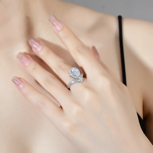 Gros plan d'une bague en moissanite poire avec anneau en V en forme de couronne