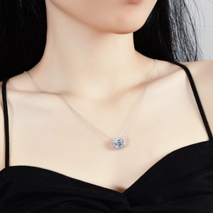 Collier en argent sterling S925 avec pendentif moissanite taille émeraude sur mannequin