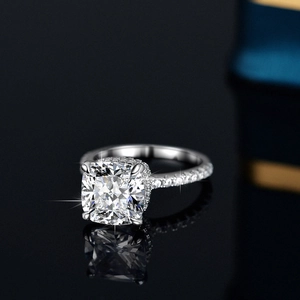 4-Karat-Moissanit-Ring mit Radiant-Schliff in Sterlingsilber mit Pavé-Fassung auf Schwarz
