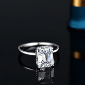 Bague moissanite 4ct taille émeraude en argent S925 sur fond noir avec reflet miroir