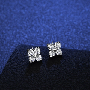 Eleganti orecchini a lobo a quadrifoglio in argento S925 con pietre di moissanite brillanti