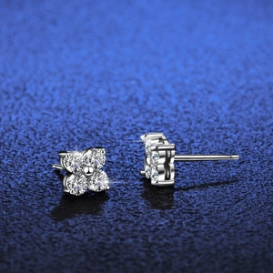 Orecchini a lobo a quadrifoglio in argento S925 con pietre di moissanite scintillanti